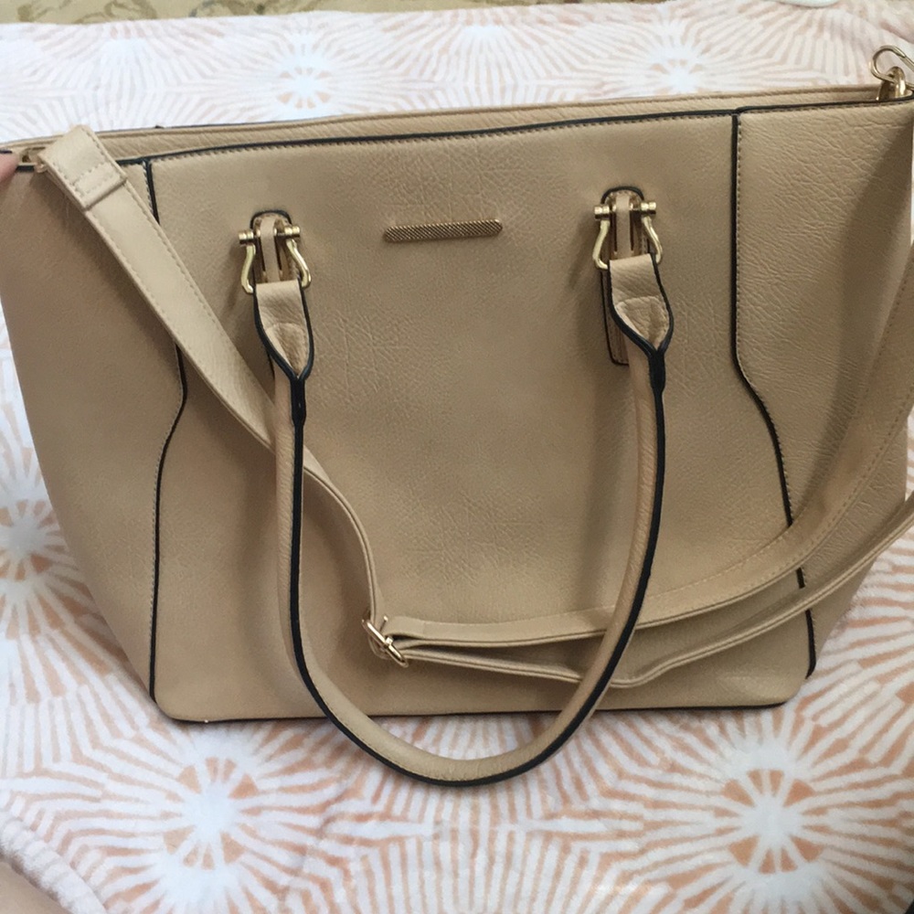 Like new purse in need of home!
